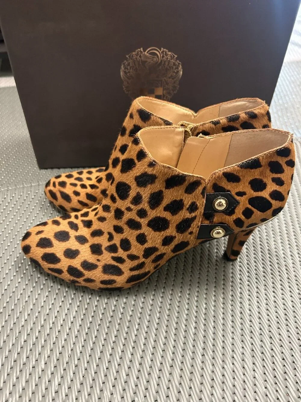 VINCE CAMUTO Leopard Ankle Booties Vemmey2 Size 8.5M